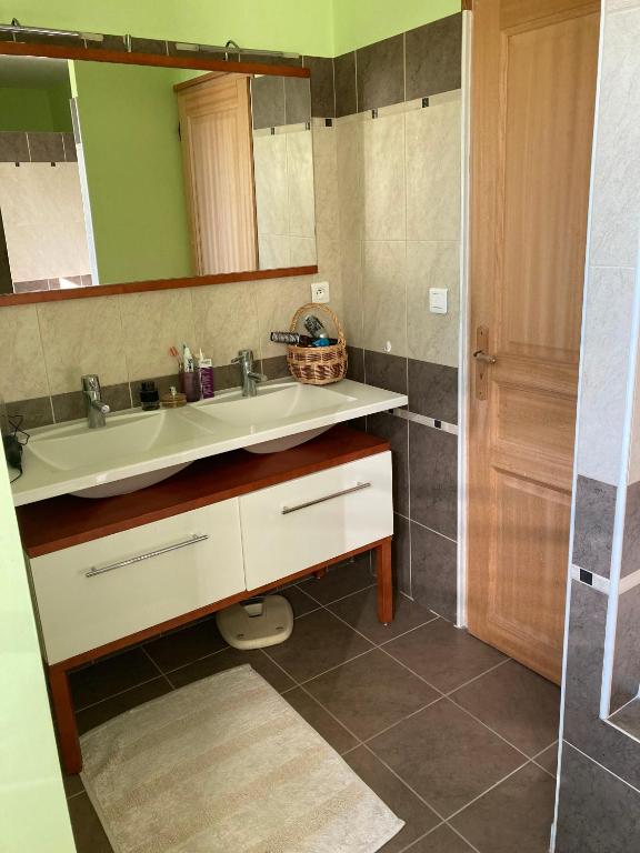 Salle de bain avec baignoire de la Chambre Idéfix