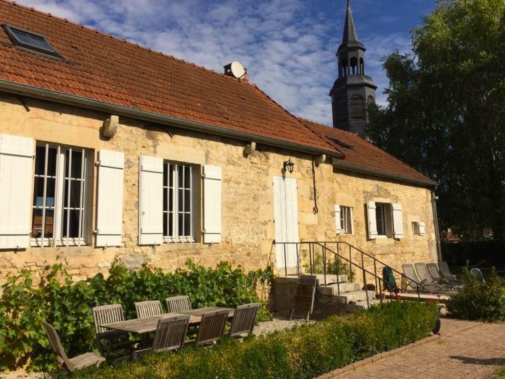 Extérieur de la maison en pierre de l'Escale en Bourgogne